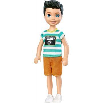 Muñeco Club Chelsea de Barbie con camiseta a rayas  y calcomanía de cámara