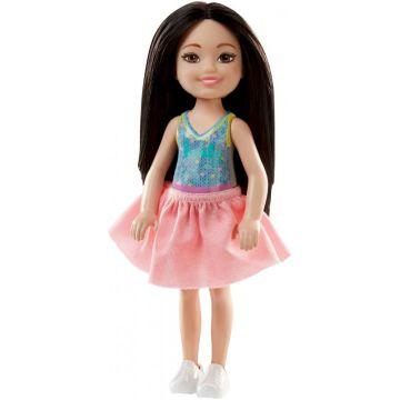 Muñeca del Club Chelsea de Barbie con top brillante multicolor