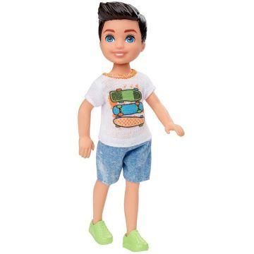 Muñeco Barbie Club Chelsea (moreno de 6 pulgadas) con camisa de skate y pantalones cortos