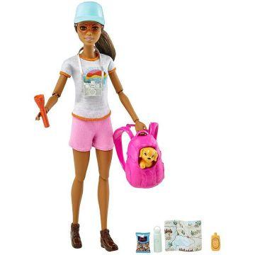Muñeca de senderismo Barbie, morena, con cachorro y 9 accesorios, que incluye mochila, transporte para mascotas, mapa, cámara y más