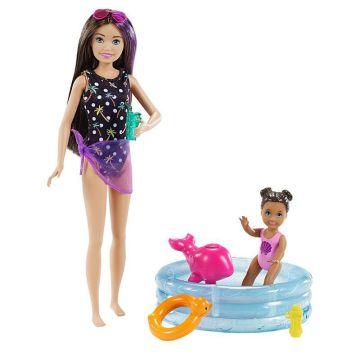  Muñeca Skipper Babysitters Inc. con traje de baño que cambia de color y accesorios