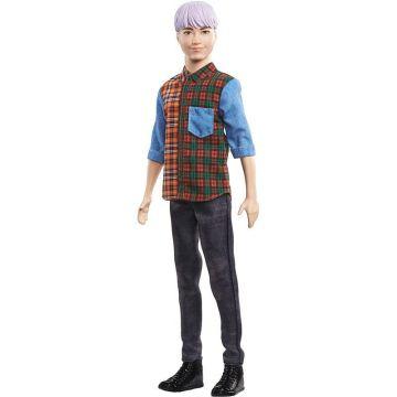 muñeco Ken  Barbie Fashionistas  # 154 con cabello morado esculpido con una camisa a cuadros en bloques de color, pantalones y botas de mezclilla negros