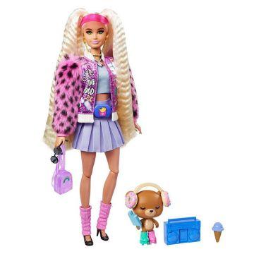 Muñeca número 8 Barbie Extra en chaqueta universitaria con brazos peludos y mascota osito Teddy de peluche