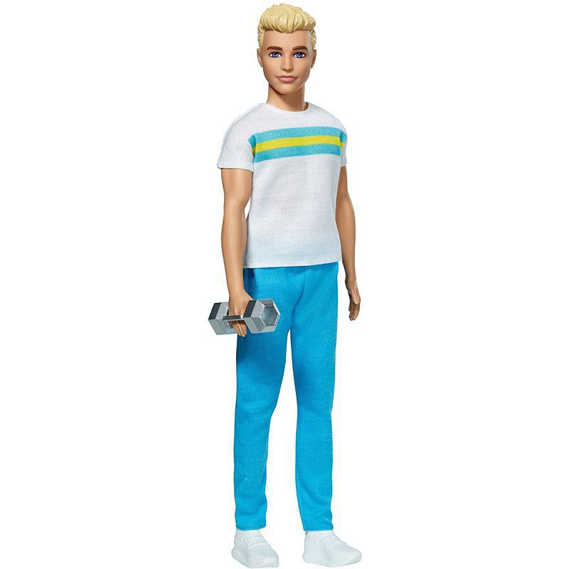 Muñeco Ken 60 aniversario 2 en un estilo de entrenamiento retro con camiseta, pantalones deportivos, zapatillas y pesas de mano