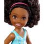Muñeca del Club Chelsea de Barbie con el pelo rizado y motivos florales