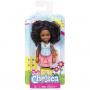 Muñeca del Club Chelsea de Barbie con el pelo rizado y motivos florales
