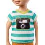 Muñeco Club Chelsea de Barbie con camiseta a rayas  y calcomanía de cámara
