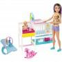 Muñeca y set de juegos Barbie Skipper Babysitters Inc  guardería