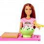 Juego de barra de fideos Barbie con muñeca morena, estación de trabajo y accesorios