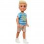 Muñeco chico Barbie Club Chelsea (6 pulgadas rubio) con camiseta y pantalones cortos con estampado de monstruo
