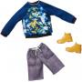 Paquete de moda de Barbie: ropa de muñeco Ken con sudadera con estampado azul, pantalones cortos grises y botas