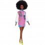 Muñeca Barbie Fashionistas 156 con morena afro y labios azules con vestido de abrigo gráfico y zapatos amarillos