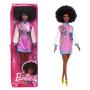Muñeca Barbie Fashionistas 156 con morena afro y labios azules con vestido de abrigo gráfico y zapatos amarillos