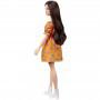 Muñeca Barbie Fashionistas 160 con cabello castaño largo con vestido naranja estampado, zapatos blancos y gargantilla amarilla