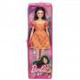 Muñeca Barbie Fashionistas 160 con cabello castaño largo con vestido naranja estampado, zapatos blancos y gargantilla amarilla