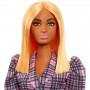 Muñeca Barbie Fashionistas 161 Curvy con cabello naranja con vestido rosa a cuadros, botas negras y riñonera amarilla