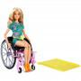 Muñeca Barbie Fashionistas 165 con silla de ruedas y cabello largo rubio con pelele tropical, zapatos naranjas y riñonera color limón