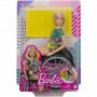 Muñeca Barbie Fashionistas 165 con silla de ruedas y cabello largo rubio con pelele tropical, zapatos naranjas y riñonera color limón