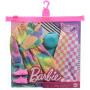 Modas Barbie - Pack de 2 conjuntos de ropa, 2 conjuntos para muñeca Barbie que incluyen joggers y sudadera con efecto tie-dye, vestido a cuadros, gorra azul y zapatillas rosas