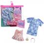 Modas Barbie -Paquete de 2 conjuntos de ropa, 2 conjuntos para muñeca Barbie que incluyen vestido con estampado de estrellas, falda rosa iridiscente, camiseta sin mangas con estampado y 2 accesorios