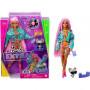 Muñeca número 10 Barbie Extra con chaqueta con estampado floral y mascota DJ Mouse