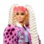 Muñeca número 8 Barbie Extra en chaqueta universitaria con brazos peludos y mascota osito Teddy de peluche