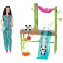 Muñeca Barbie y accesorios, Set de juegos Rescate y cuidado con Panda y cambio de color y más de 20 piezas