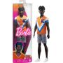 Muñeco Ken Barbie Fashionistas 203 con cabello negro retorcido, camiseta atlética naranja, pantalones cortos y zapatillas blancas