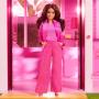 Muñeca coleccionable Barbie la película, Gloria con traje de pantalón rosa