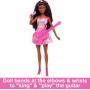 Muñeca Barbie del 65.º aniversario y 10 accesorios, set de estrella pop con muñeca cantante morena, escenario con función móvil y más