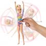 Set Barbie Gimnasta con barra de equilibrio, más de 10 accesorios y función de giro (Rubia)