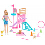 Barbie y Stacie al rescate: parque infantil para cachorros con muñeca, 3 figuras de perros y accesorios