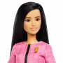 Muñeca Barbie Future Leader con pelo negro, 2 pulseras doradas y pin, incluye pegatina