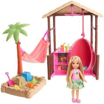 Muñeca Barbie Chelsea  y Tiki Hut Playset con muñeca rubia de 6 pulgadas, cabaña con columpio, hamaca, arena moldeable, 4 moldes y 4 piezas para contar historias