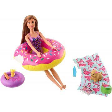 Juego de muebles para exteriores de Barbie con flotador de rosquilla (realmente flota), juguete para cachorro que arroja agua y 8 accesorios temáticos