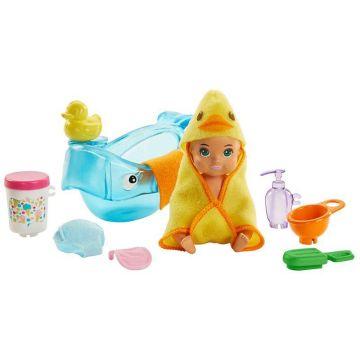 Barbie Skipper Babysitters Inc. Juego de alimentación y hora del baño con muñeca bebé que cambia de color, bañera y 6 accesorios