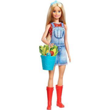 Muñeca Barbie Granja Huerto Dulce, rubia, con cubo azul