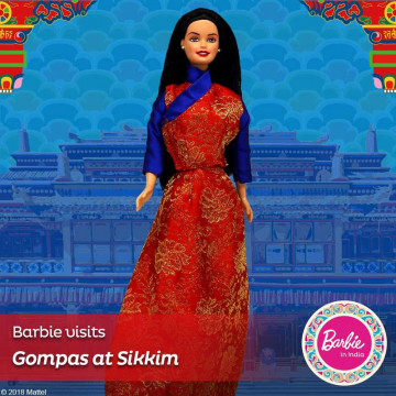 Muñeca Barbie Visits the Gompas at Sikkim