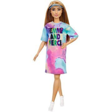 Muñeca Barbie Fashionistas 159 Petite con cabello castaño claro, vestido estilo camiseta teñido anudado, zapatos blancos y visera