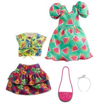 Modas Barbie - Pack de 2 conjuntos de ropa, 2 conjuntos para muñeca Barbie que incluyen vestido con estampado de sandía, falda floral, camiseta sin mangas tropical y 2 accesorios
