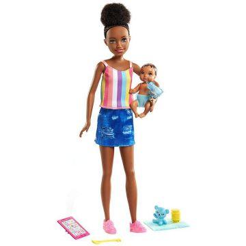 Muñeca morena y accesorios ​Barbie Skipper Babysitters Inc.