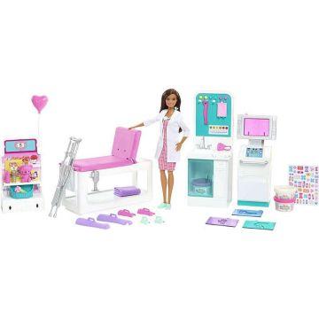Barbie Fast Cast Clinic  Playset con muñeca Barbie Doctora morena, 4 áreas de juego, más de 30 piezas de juego