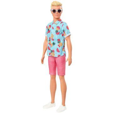 Muñeco Ken Barbie Fashionistas # 152 con cabello rubio esculpido con camisa azul con estampado tropical, pantalones cortos de coral, zapatos blancos y gafas de sol blancas