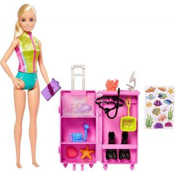 Muñeca Barbie y accesorios, muñeca bióloga marina (rubia) y juego de laboratorio móvil de más de 10 piezas