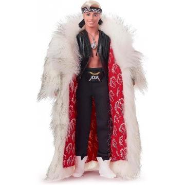 Muñeco Ken coleccionable de Barbie, La película, con abrigo de piel sintética y chaleco negro con flecos