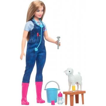 Muñeca Barbie del 65.º aniversario y 10 accesorios, set de veterinario de granja con muñeca veterinaria rubia, cordero con orejas móviles y más