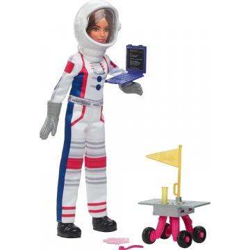 Muñeca Barbie del 65.º aniversario y 10 accesorios, set de astronauta con muñeca morena, vehículo rodante, casco espacial con escudo giratorio y más