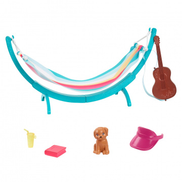 Barbie World Juego de Hamacas con 7 Accesorios para Acampar Que Incluyen Hamaca Oscilante con Guitarra y Cachorro