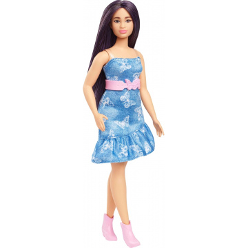 Muñeca Barbie Fashionistas #231 con cabello violeta y vestido vaquero sin tirantes con estampado de mariposas, cinturón rosa y botas