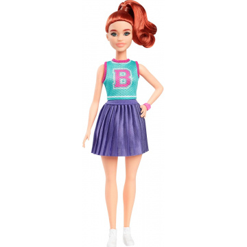 Muñeca Barbie Fashionistas #232 con cabello rojo, camiseta deportiva con la letra “B” y falda violeta plisada con reloj y zapatillas deportivas